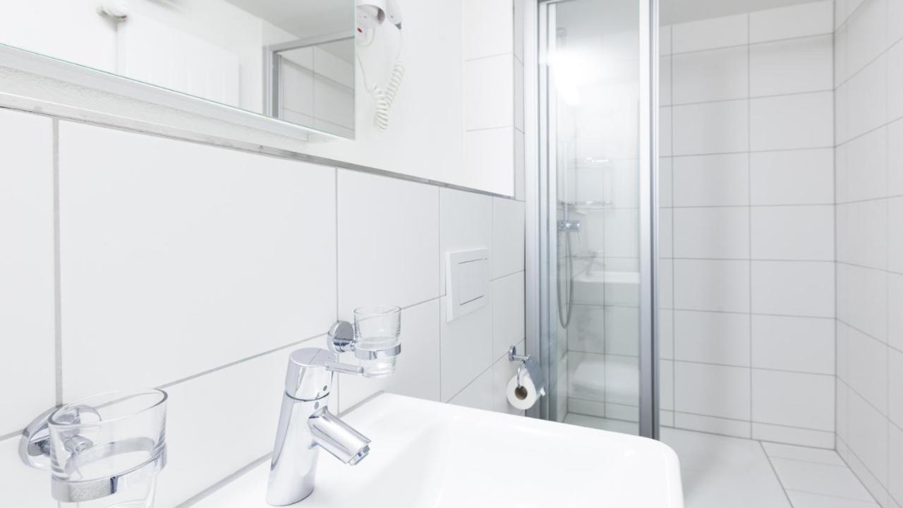 Swiss Star Guesthouse District 4 - Contactless Self Check-In Цюрих Екстер'єр фото